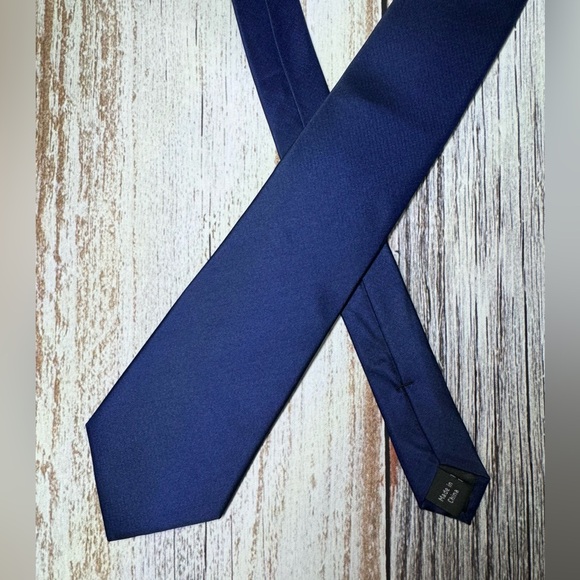 Calvin Klein 100% Silk Elegant Navy Blue Solid Men's Tie - Picture 1 of 7